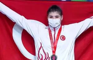 Özbekistan'ın başkenti Taşkent'te düzenlenen Dünya Gençler Halter Şampiyonası'nda milli sporcu