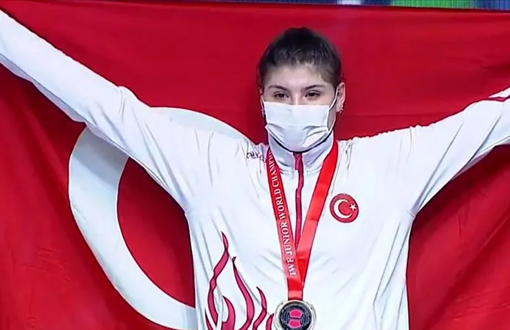 Özbekistan'ın başkenti Taşkent'te düzenlenen Dünya Gençler Halter Şampiyonası'nda milli sporcu