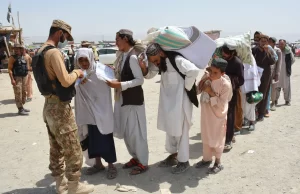 Taliban'ın, Afganistan'ın tamamına yakınında kontrolü sağlamasının ardından ülkeden ayrılmak üzere