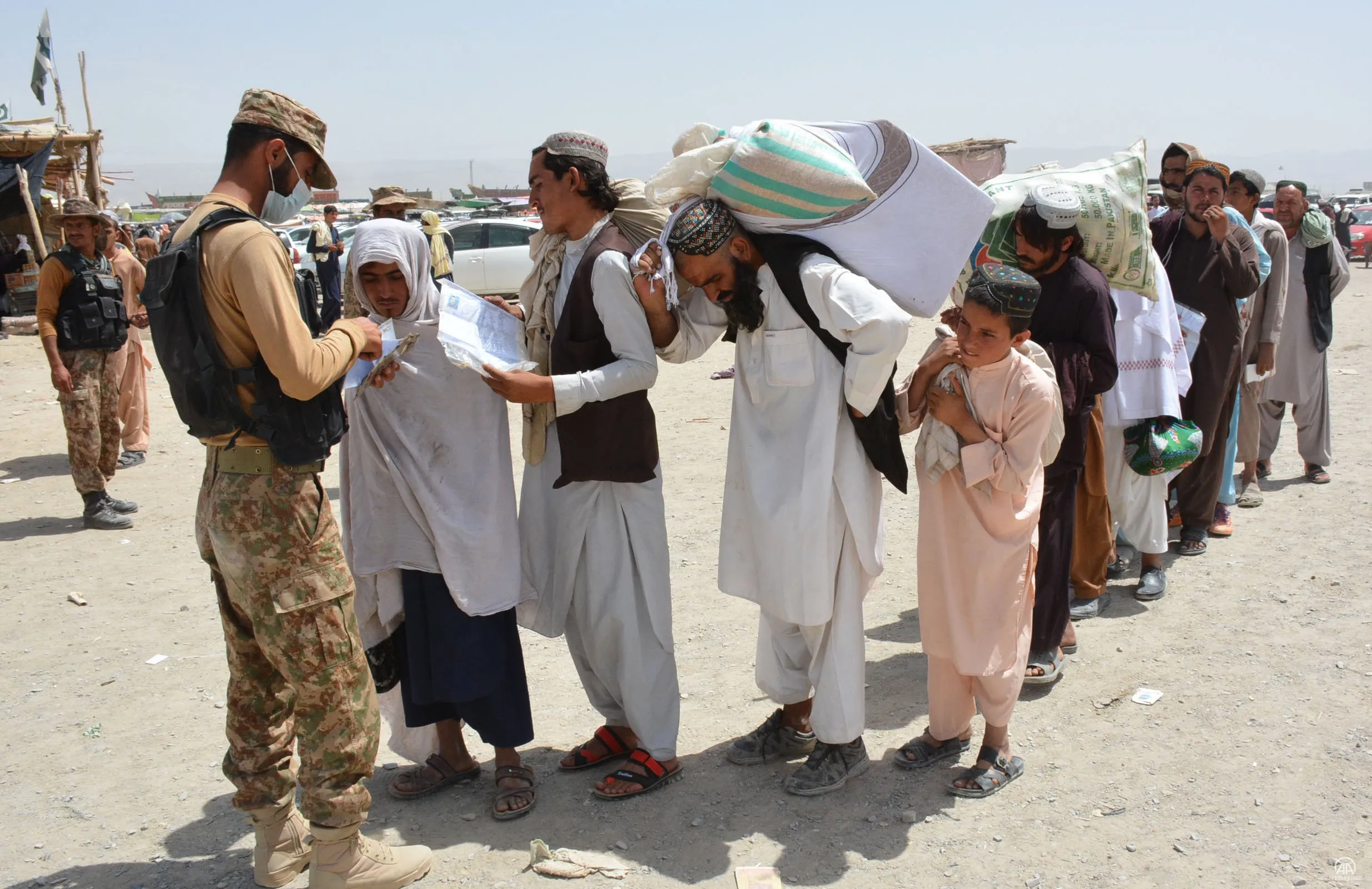 Taliban'ın, Afganistan'ın tamamına yakınında kontrolü sağlamasının ardından ülkeden ayrılmak üzere