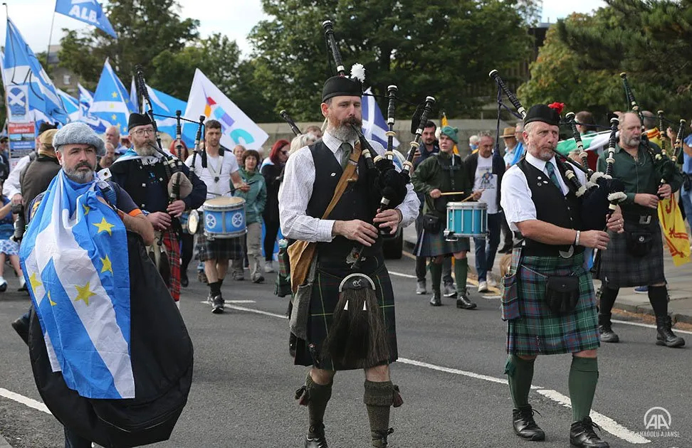 İskoçya’nın başkenti Edinburgh’da bağımsızlık yanlısı yürüyüş düzenlendi.
