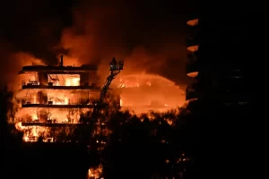 İzmir'in Narlıdere ilçesindeki bir sitede çıkan yangına itfaiye ekiplerinin müdahalesi