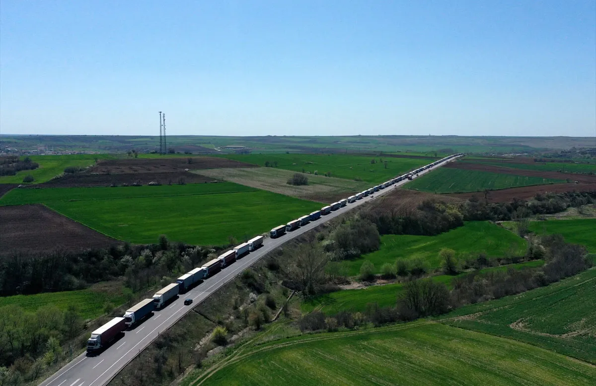 Bulgaristan'ın yoğun ihracat trafiğine cevap verememesi nedeniyle Hamzabeyli Sınır Kapısı'nda