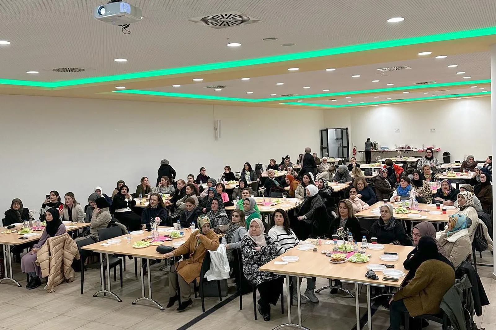 Almanya’nın Aachen kentinde kadınların büyük ilgi gösterdiği “Meme Kanseri, Teşhis,