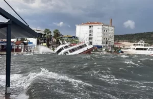 Ayvalık Belediye Başkanı Mesut Ergin, "Fırtına nedeniyle 56 özel, 10