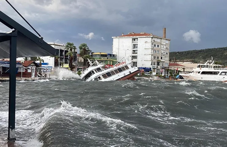 Ayvalık Belediye Başkanı Mesut Ergin, "Fırtına nedeniyle 56 özel, 10