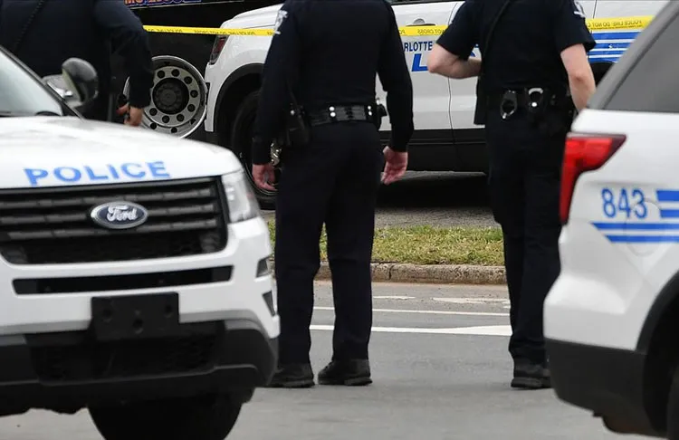 ABD'nin Virginia eyaletinde bir polisin, siyahi Isaiah Brown'a elindeki ev