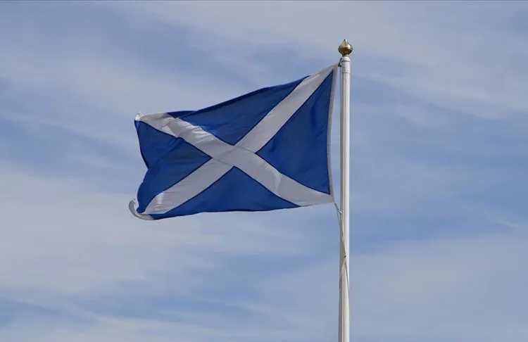 İskoçya'nın Glasgow kentinde halk, sınır dışı edilmek istenen 2 Müslümanın
