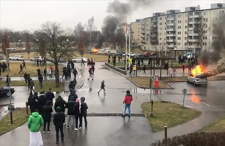 İsveç'in Norrköping kentinde Kur'an-ı Kerim yakma provokasyonunu protesto eden 3