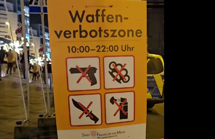 Sosyal medyada yayılan bir paylaşım, Almanya'nın Frankfurt şehir merkezinde asılı