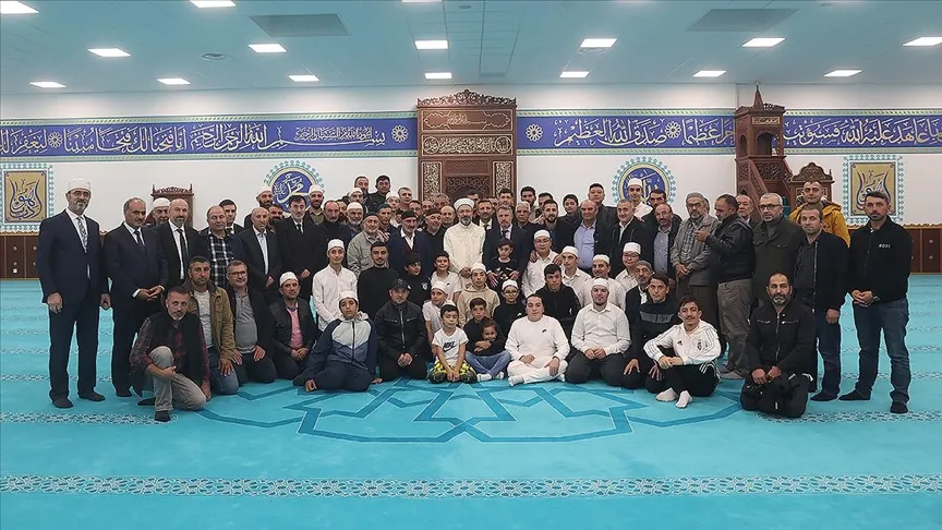 Diyanet İşleri Başkanı Ali Erbaş, Fransa'da yaşayan Türk vatandaşlarıyla buluştu.