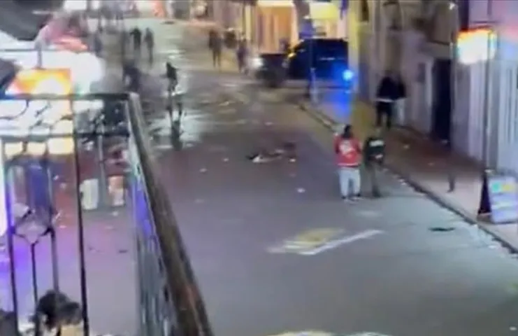 ABD’nin New Orleans şehrinde, yılbaşı kutlamasında araçla kalabalığa saldırı: 10 ölü, 35 yaralı ABD'nin New Orleans şehrinde, 1 Ocak 2025'te bir aracın Bourbon