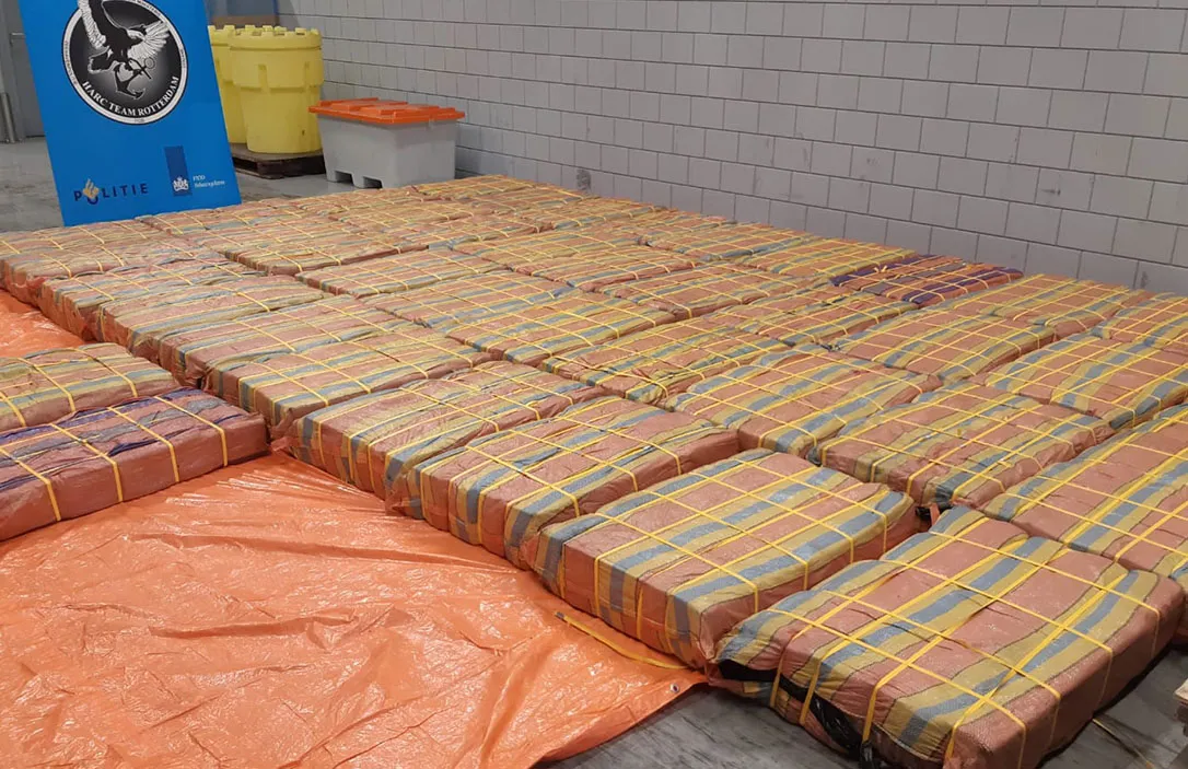 Hollanda’nın Rotterdam Limanı’nda 3 ton kokain ele geçirildi Hollanda'nın liman kenti Rotterdam'da Ekvador'dan gelen bir gemide 3 ton