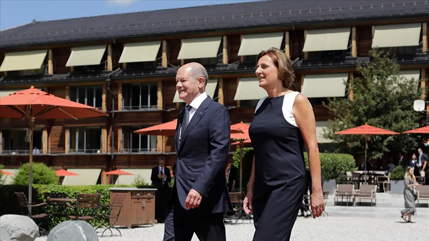 Almanya Başbakanı Olaf Scholz'un eşi Britta Ernst'in çöpe attığı gizli