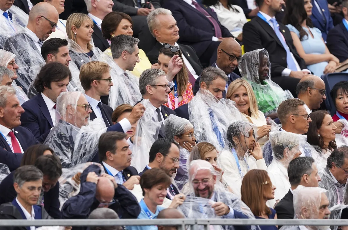 Paris 2024 Yaz Olimpiyat Oyunları'nda tören esnasında aniden bastıran sağanak