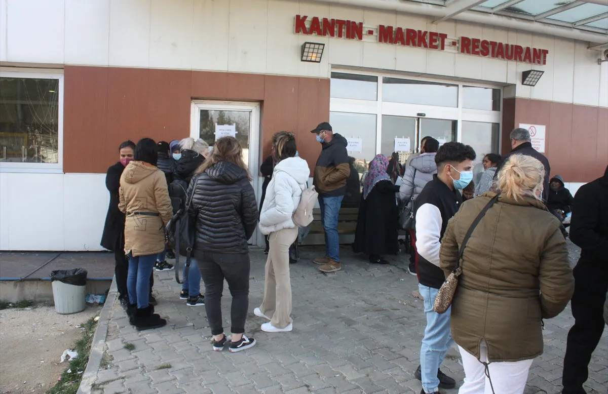 Edirne’ye gelen Yunan misafirler için PCR test birimi kuruldu Edirne'nin Keşan ilçesini ziyarete gelen Yunanistan vatandaşlarından ülkelerine dönüşte istenen