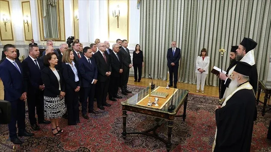 Yunanistan'da kabine üyeleri, Cumhurbaşkanı Katerina Sakelaropulu ve geçici hükümetin Başbakanı