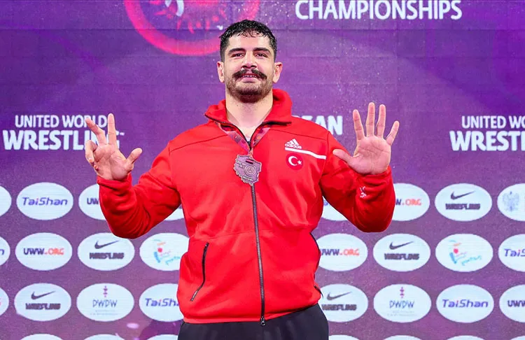 Milli güreşçi Taha Akgül, elde ettiği 8. Avrupa şampiyonluğuyla Bulgar