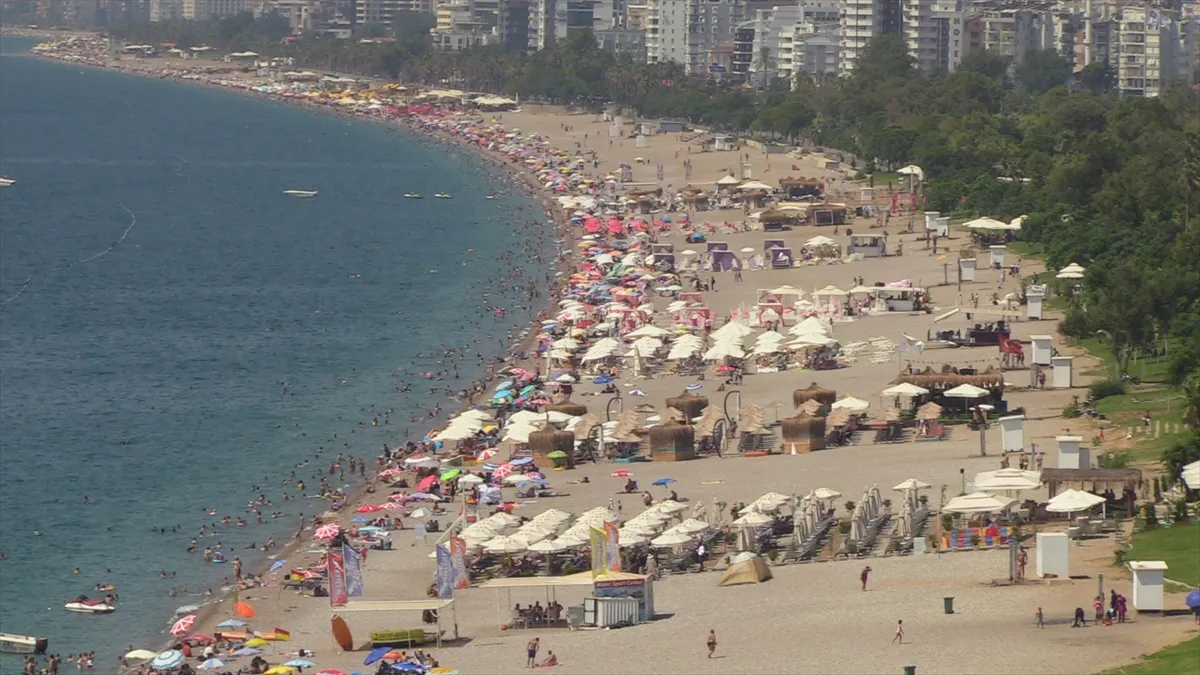 Hava sıcaklığının 31 dereceyi bulduğu Antalya'da hafta sonu sahillerde yoğunluk