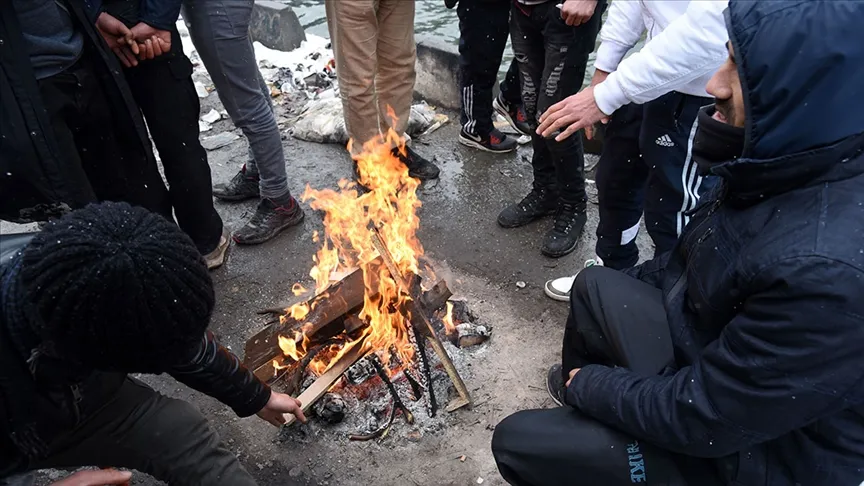 Soğuk havanın etkili olduğu Fransa'nın kuzeyindeki kampta kalan göçmenlerin ısınmak