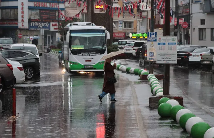 Edirne'de sabah saatlerinde başlayan sağanak nedeniyle bazı cadde ve sokaklarda