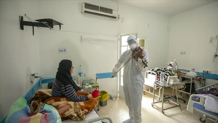 Hastalarına keman çalan genç doktor Muhammed Siyala, "Enstrüman çaldığım parmaklarımı