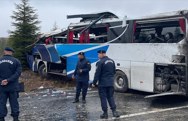 Eskişehir'de yolcu otobüsünün devrilmesi sonucu 1 kişi öldü, 41 kişi