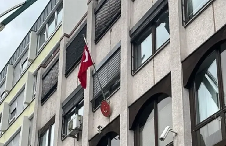 Türkiye’nin Nürnberg Başkonsolosluğu’na boyalı saldırı düzenlendi. Failler belirlenemezken binanın dış