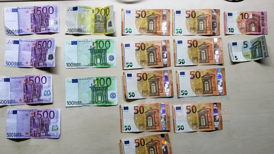   ALMANYA’NIN Krefeld yakınlarından geçen A57 otoyolunda uçuşan binlerce euroyu