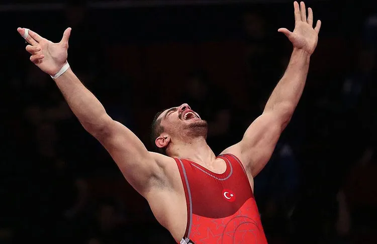 Dünya ve olimpiyat şampiyonu milli güreşçi Taha Akgül, Rus sporcu