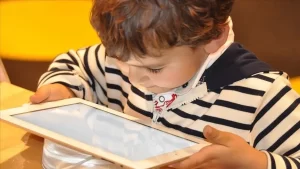 Çocuk sağlığı uzmanları, sadece yanlış beslenme değil, bilgisayar başında geçirilen