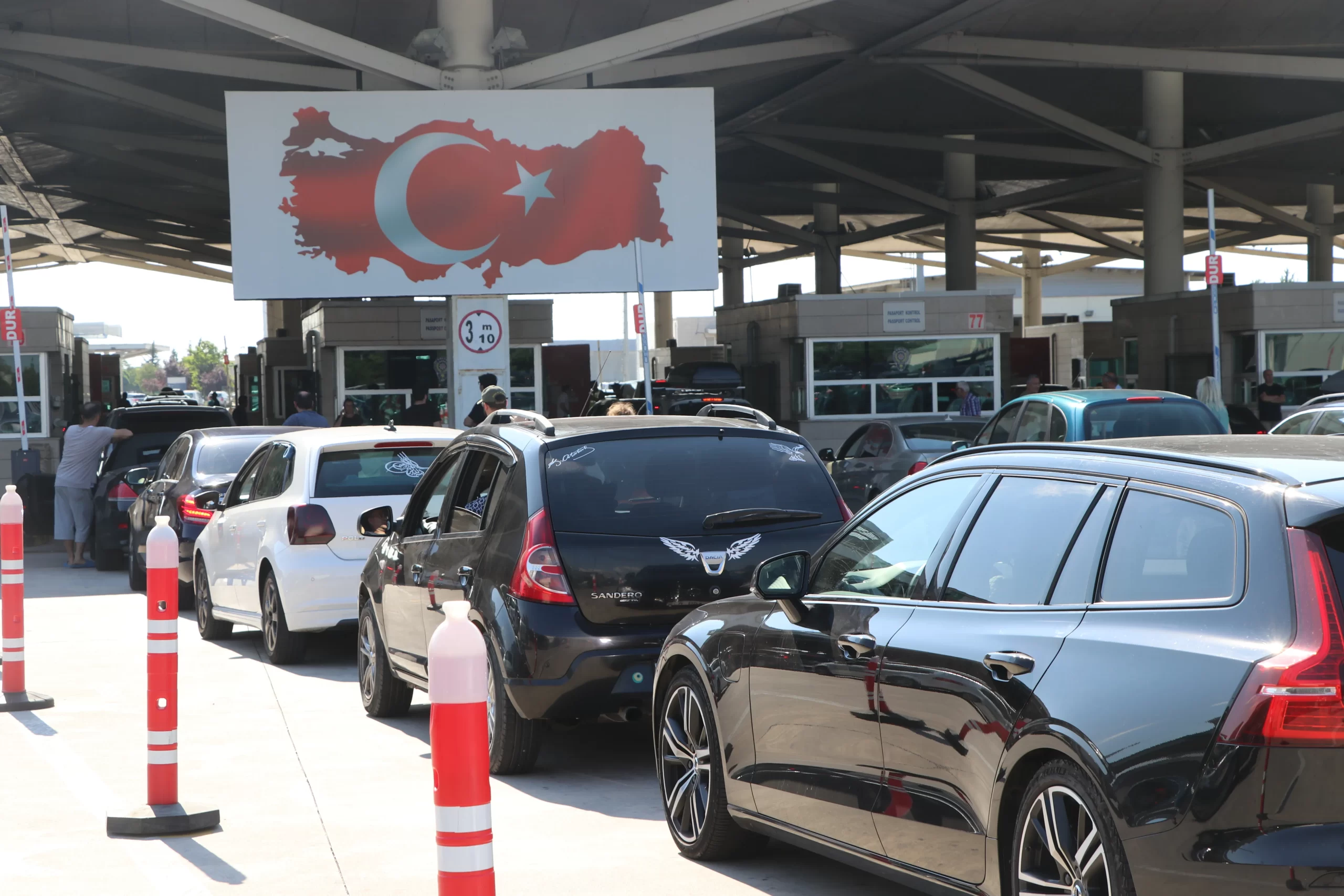 Gurbetçilerin yıllık izinlerini geçirmek üzere Türkiye'ye gelişleri devam ediyor.
