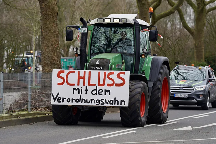 Almanya’nın Düsseldorf kentinde çiftçiler, Sosyal Demokrat Parti (SPD), Yeşiller ve