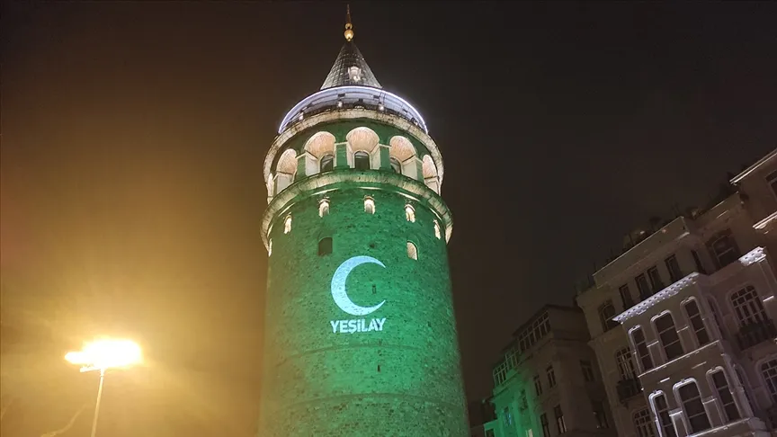 Önemli günlerde renk ve ışık gösterileriyle aydınlatılan İstanbul'un simge noktalarından
