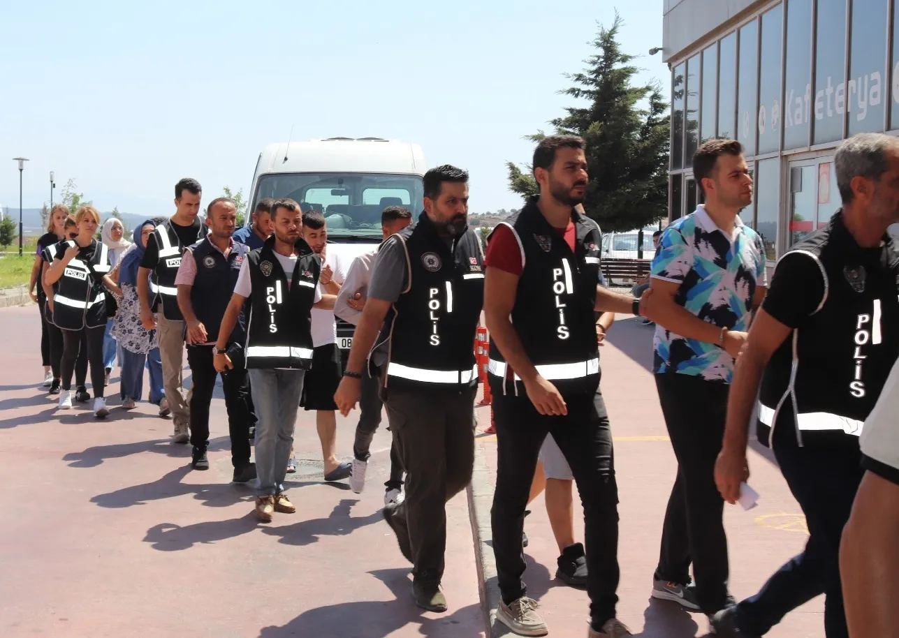 Kaçışı organize eden 2 kişi de tutuklandı Balıkesir'in Ayvalık ilçesinden