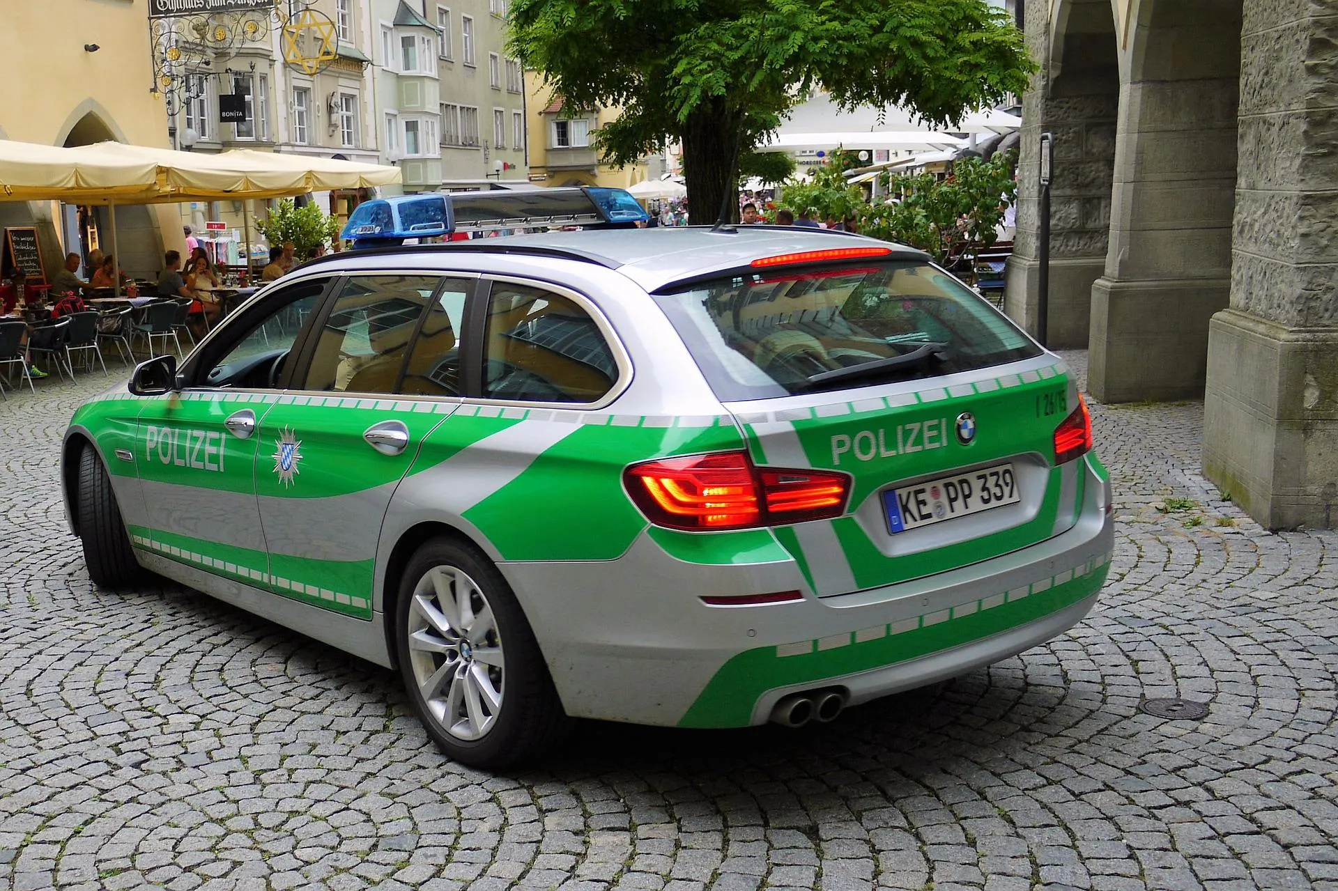 Almanya’da Frankfurt Emniyet Müdürlüğünde çalışan 5 polisin evi internet üzerindeki