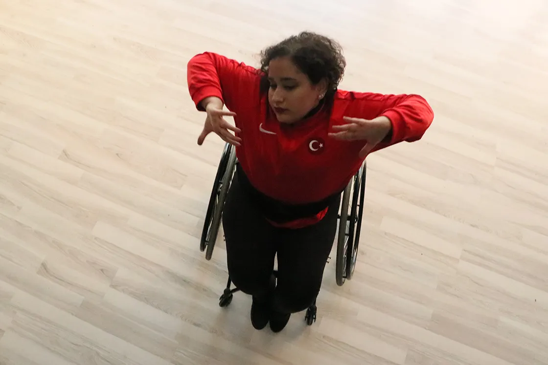 Samsun'da 2004 yılında para dans sporu ile tanışan ve Türkiye'de