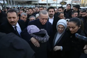 Cumhurbaşkanı Recep Tayyip Erdoğan, depremlerden etkilenen Şanlıurfa'da çadır kente ziyarette