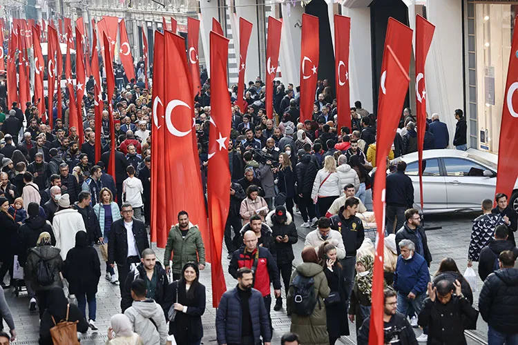 Beyoğlu Belediyesi, dini liderler ve 39 ülkenin başkonsolosu İstiklal Caddesi'nde