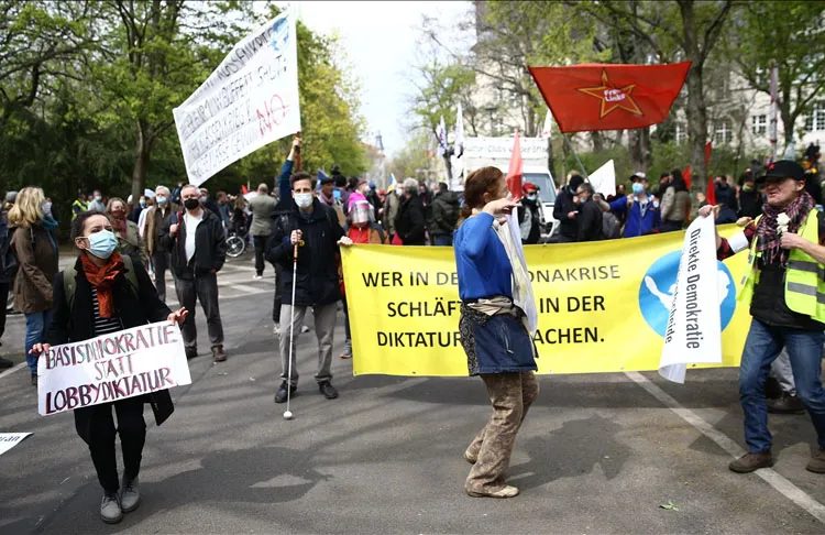 Almanya’nın başkenti Berlin’de hükümetin yeni tip virüs salgınıyla mücadelede aldığı