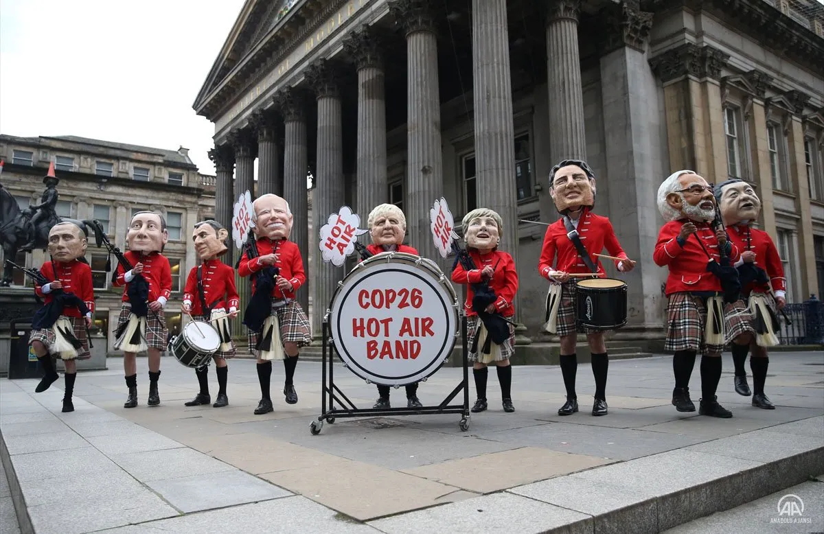 GLASGOW – Aktivistlerden lider maskeli iklim protestosu Uluslararası yardım kuruluşu Oxfam üyeleri, İskoçya'nın Glasgow kentinde düzenlenen COP26