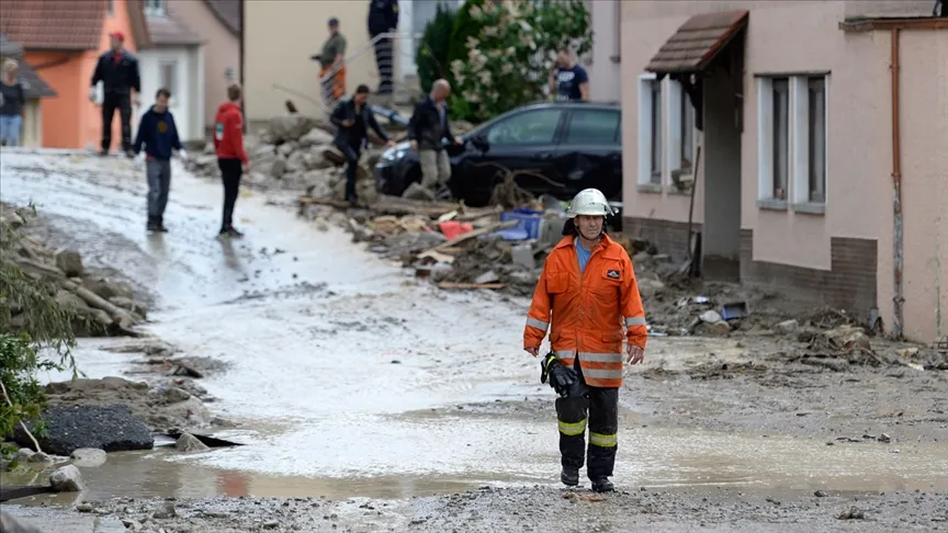 Almanya'da gece saatlerinde başlayan şiddetli fırtına hayatı olumsuz etkiledi.