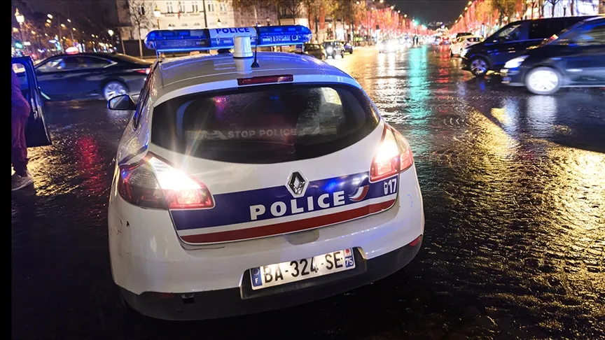 Fransa’nın Lyon kentinde polisin scooter kullanan bir gence çarparak kaza