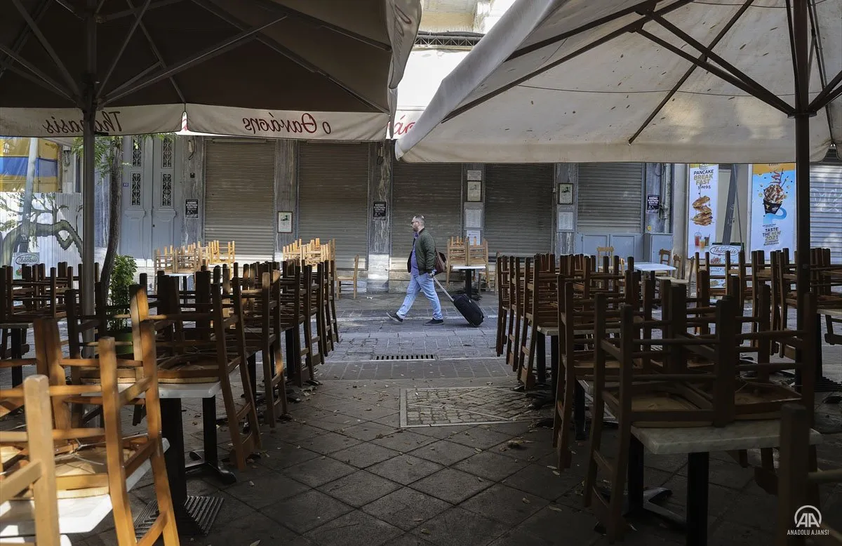 Yunanistan'da çoğu lokanta ve kafeterya, yeni tip virüs ile mücadele