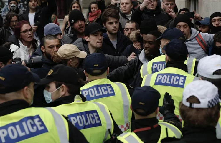 İngiltere'nin başkenti Londra'da yeni tip virüs önlemleri karşıtı gösteride 33