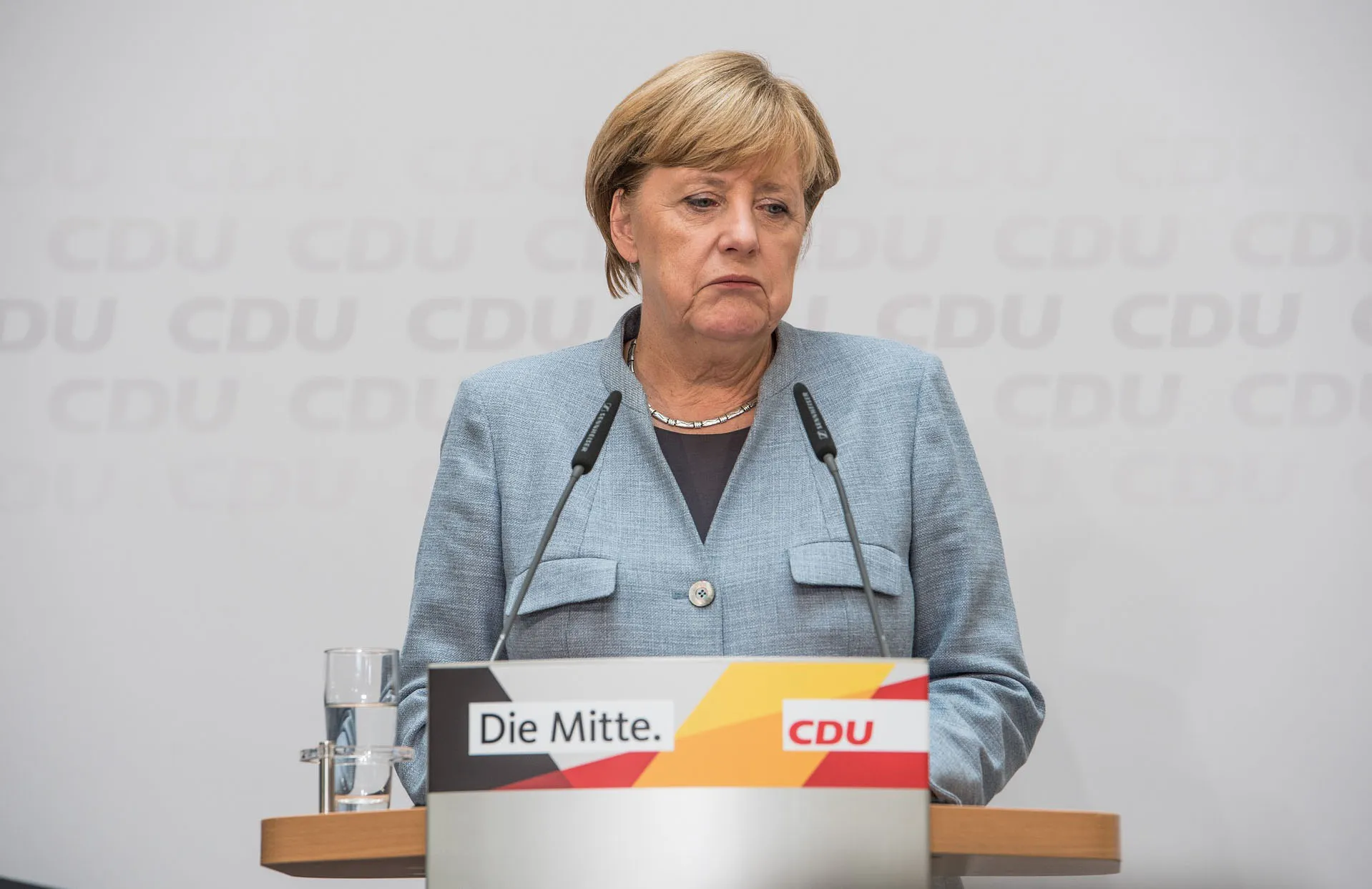 Almanya Başbakanı Angela Merkel, eyalet başbakanlarından koronavirüs salgınıyla mücadelede kararlaştırılan
