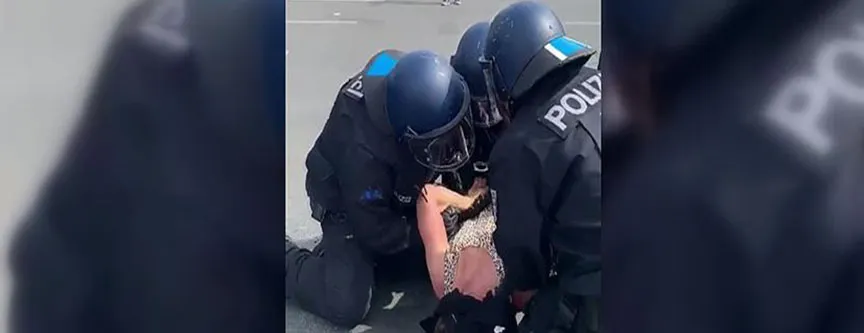 Tiergarten'de bulunan Zafer Anıtı önünde izinsiz toplanan göstericilere polis müdahale