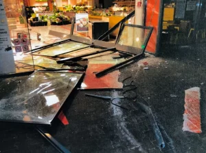 Almanya'nın Aachen şehrinde sabaha karşı maskeli birkaç kişi bir süpermarketin