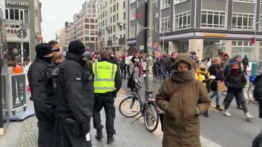 Almanya’nın başkenti Berlin’de, Kovid-19 salgını ile mücadele kapsamında alınan önlemlere