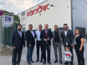 Alman Vekilden Türk Esnaflara Övgü
Almanya'da Türk esnafı ziyaret eden Hristiyan
